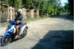 Jalan di desa Ciwaru.